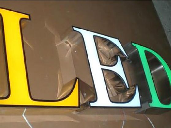 蒙自介绍LED招牌的基础知识。